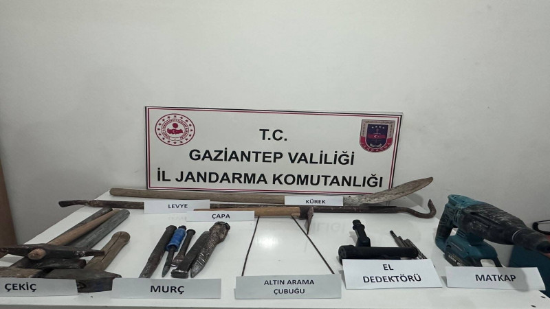 Jandarmadan kaçak kazı yapanlara suçüstü; 3 gözaltı