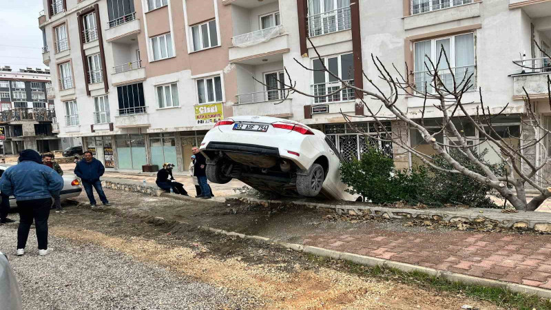 Besni’de otomobil apartman boşluğuna düştü