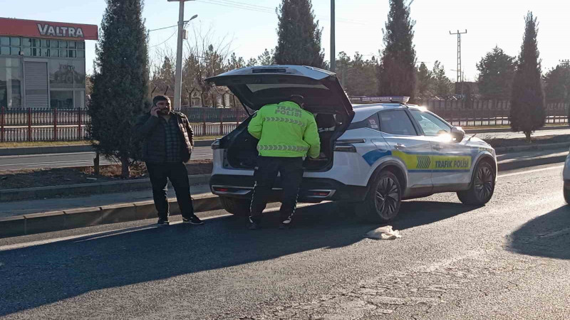 Refüje çarpıp ters dönerek duran otomobildeki 2 kişinin burnu bile kanamadı